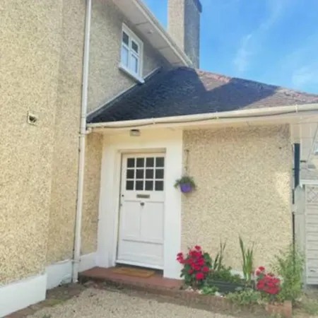 In A Beautiful House Coolvalley Abingdon Park Apartment
