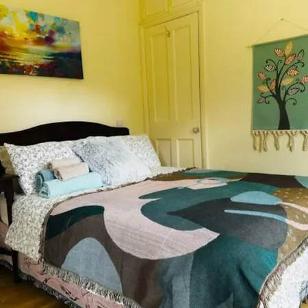 In A Beautiful House Coolvalley Abingdon Park Apartment *