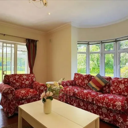 In A Beautiful House Coolvalley Abingdon Park Apartment *