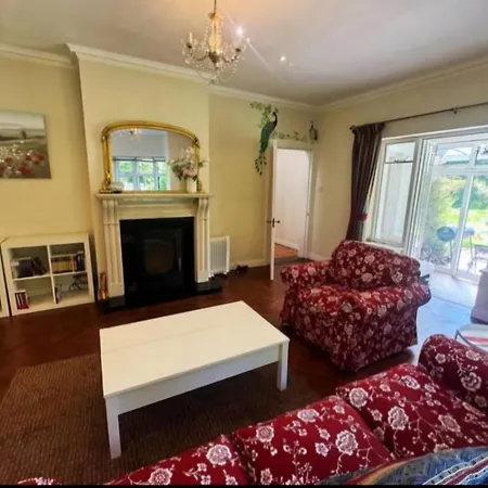 In A Beautiful House Coolvalley Abingdon Park Apartment *
